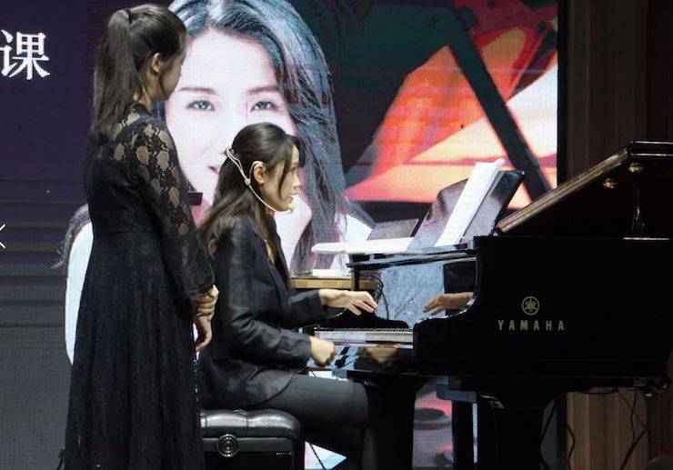 科技推动音乐教育创新，张希教授《古典主义时期钢琴奏鸣曲的演绎》公开课圆满成功